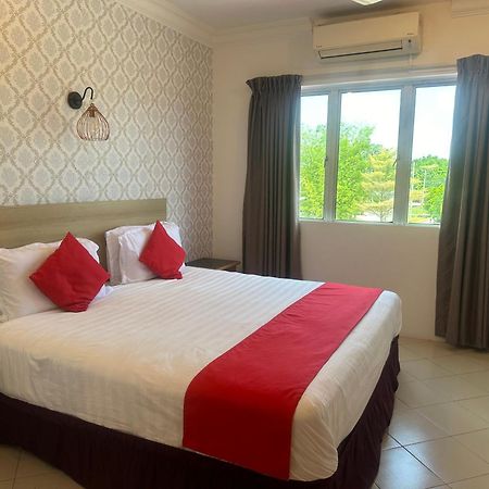 V Hotel Teluk Intan Bagian luar foto