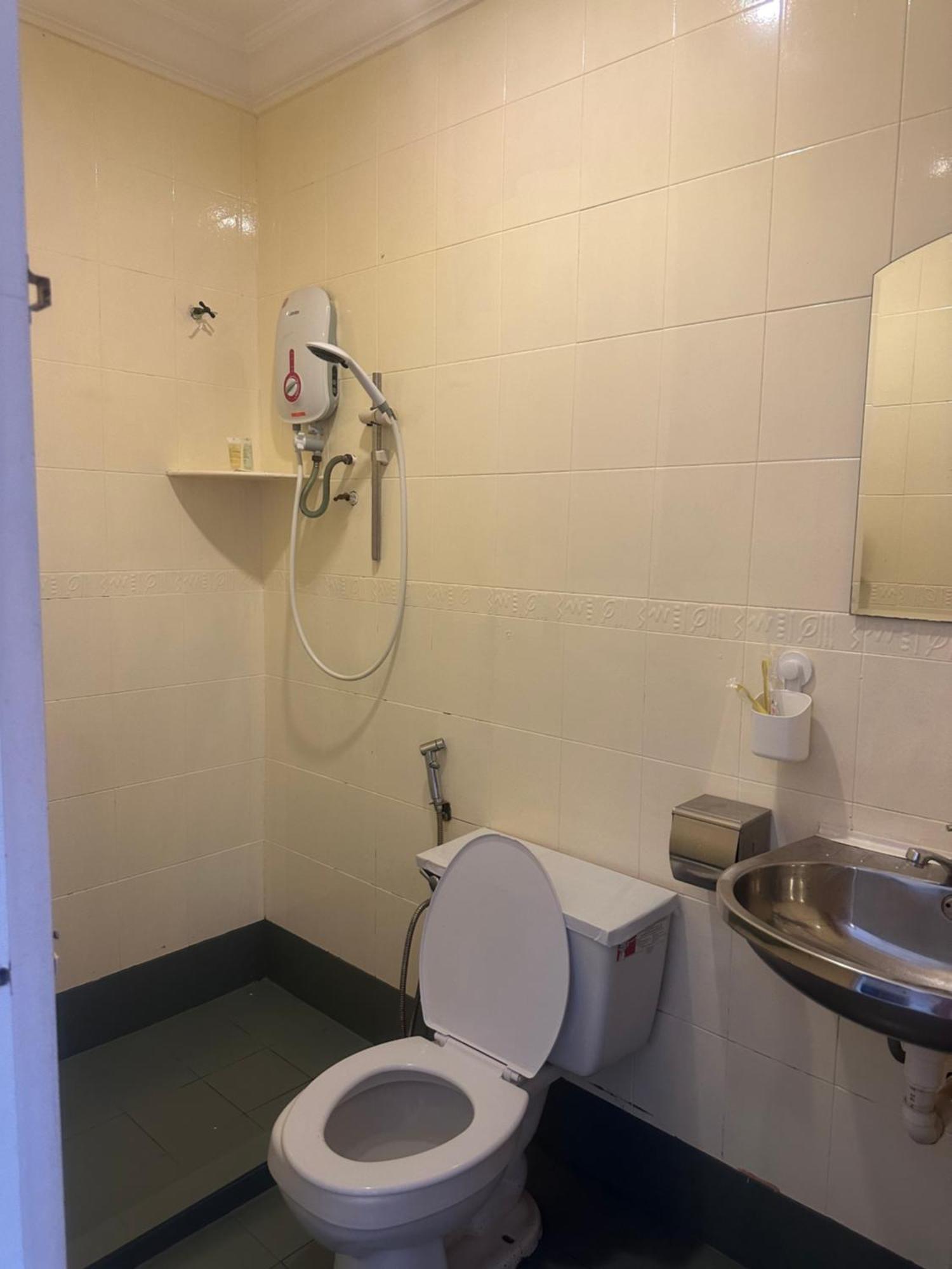 V Hotel Teluk Intan Bagian luar foto
