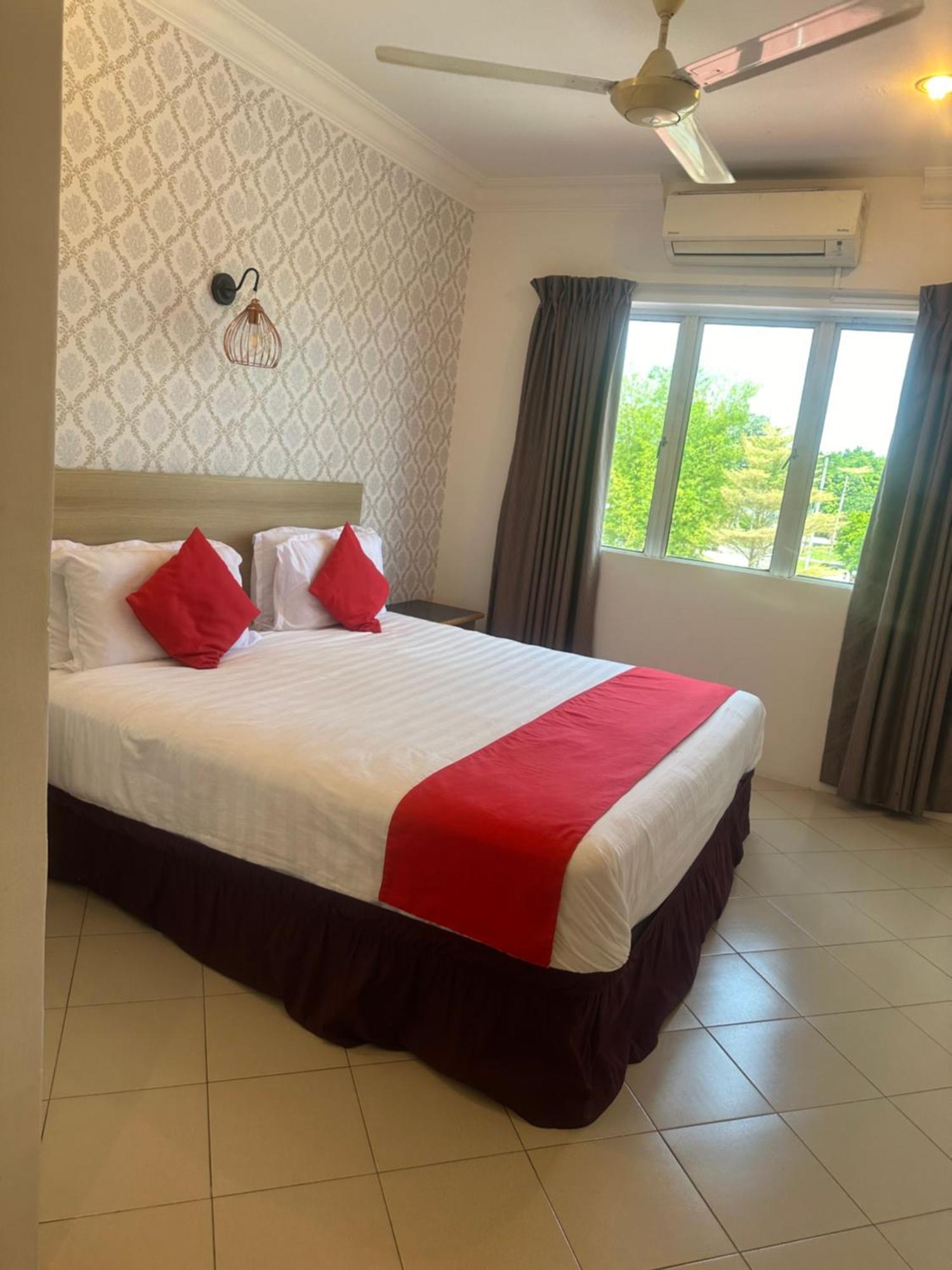 V Hotel Teluk Intan Bagian luar foto