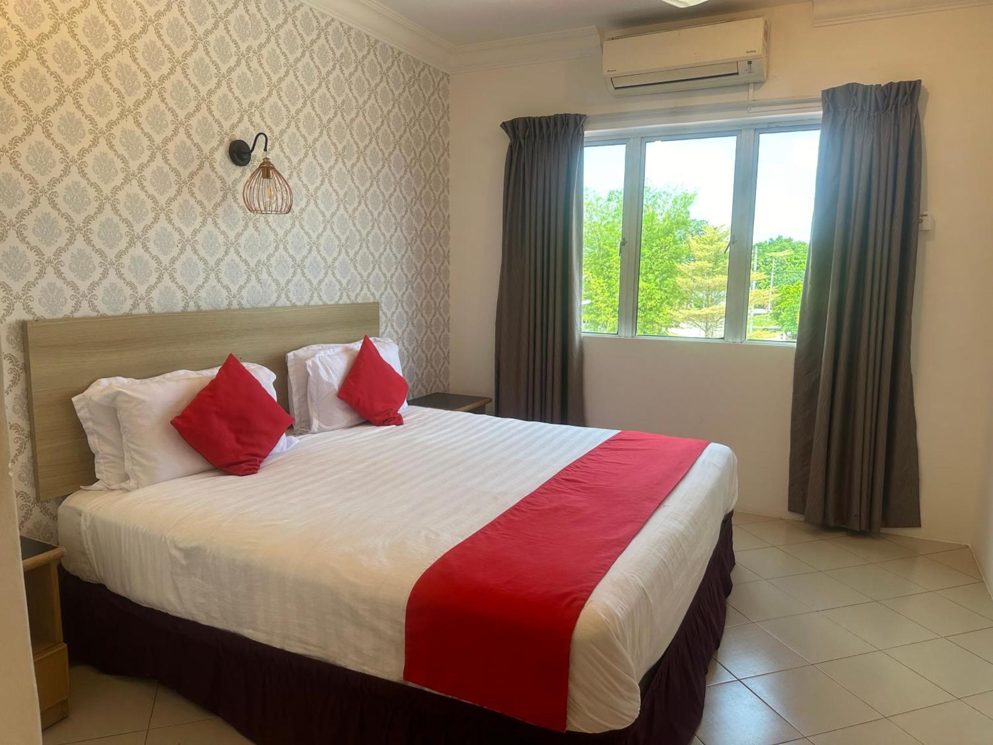 V Hotel Teluk Intan Bagian luar foto