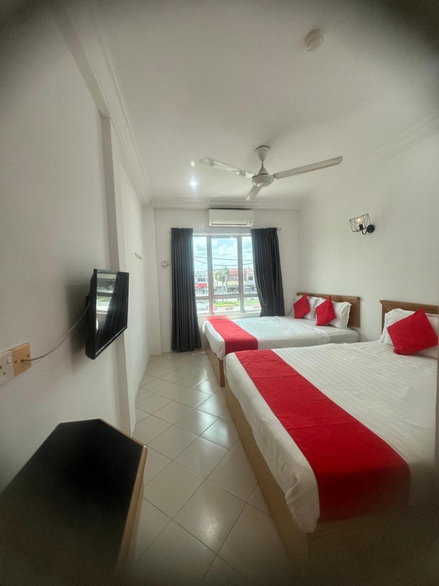 V Hotel Teluk Intan Bagian luar foto