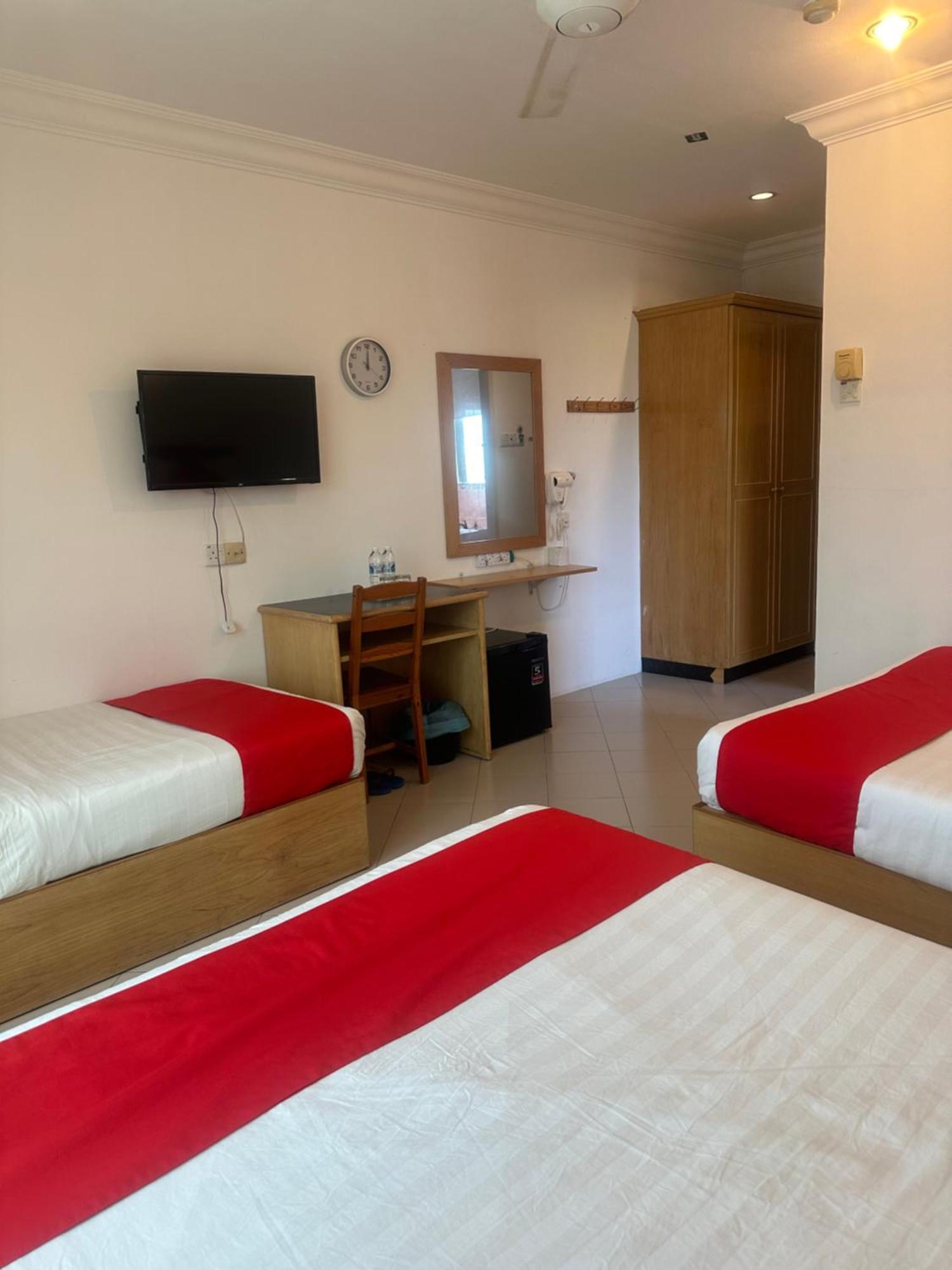 V Hotel Teluk Intan Bagian luar foto