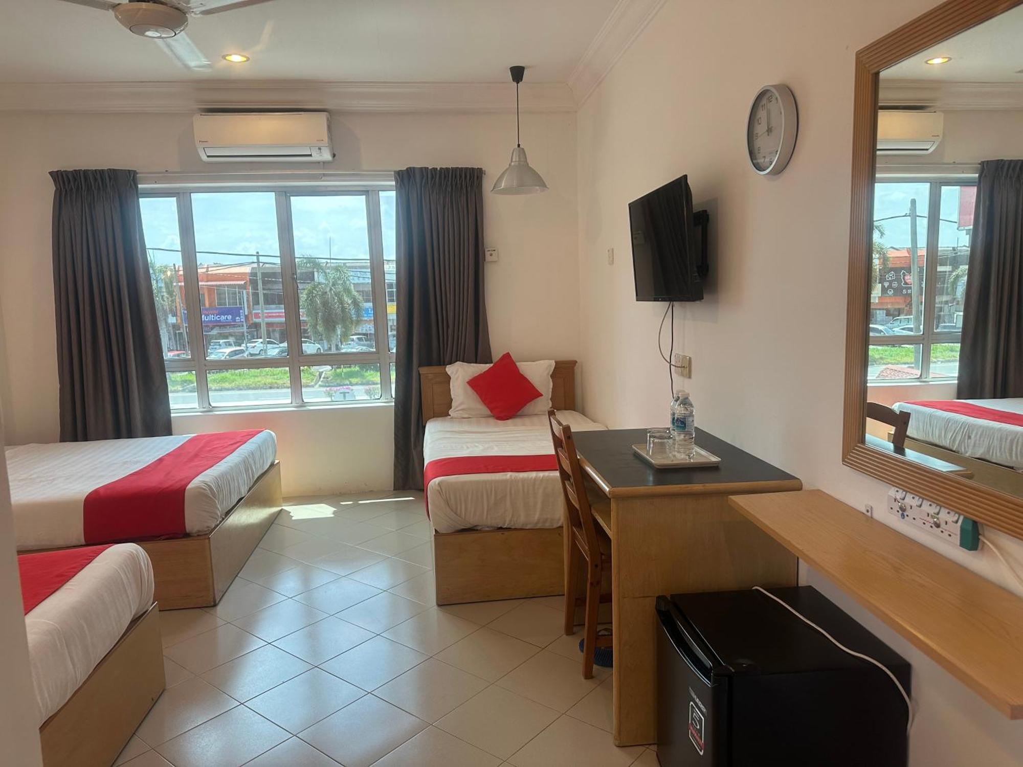 V Hotel Teluk Intan Bagian luar foto
