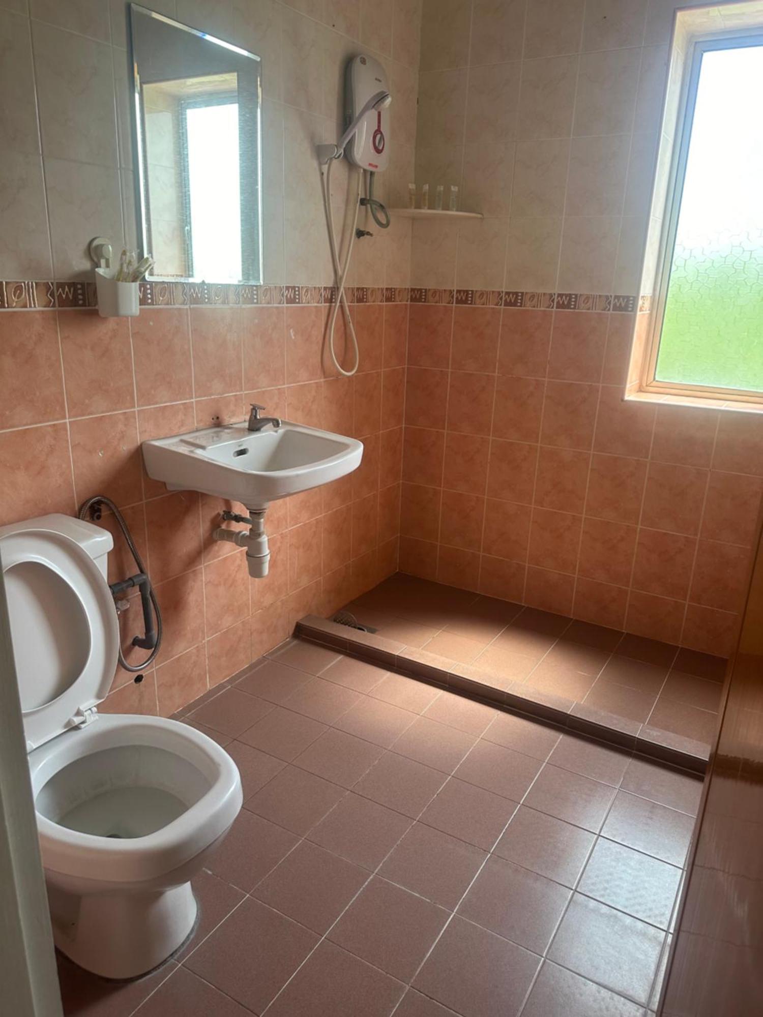 V Hotel Teluk Intan Bagian luar foto